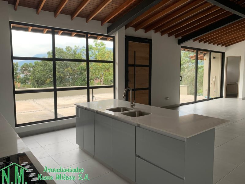 Casa-Finca disponible para Arriendo en Envigado La Mina Foto numero 1