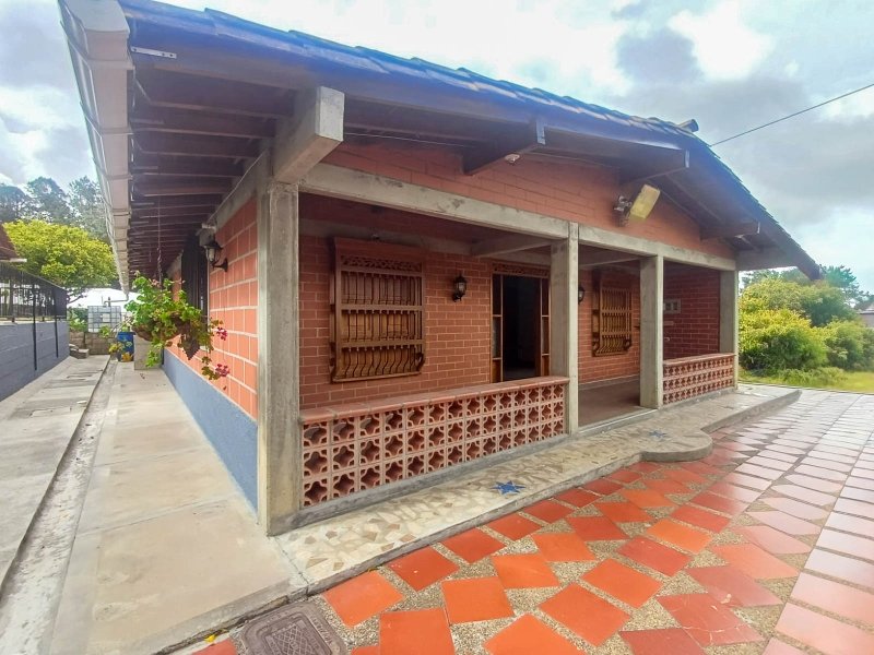 Casa-Finca en arriendo en SANTA ELENA, 1200 m², 4 alcobas, 2 baños