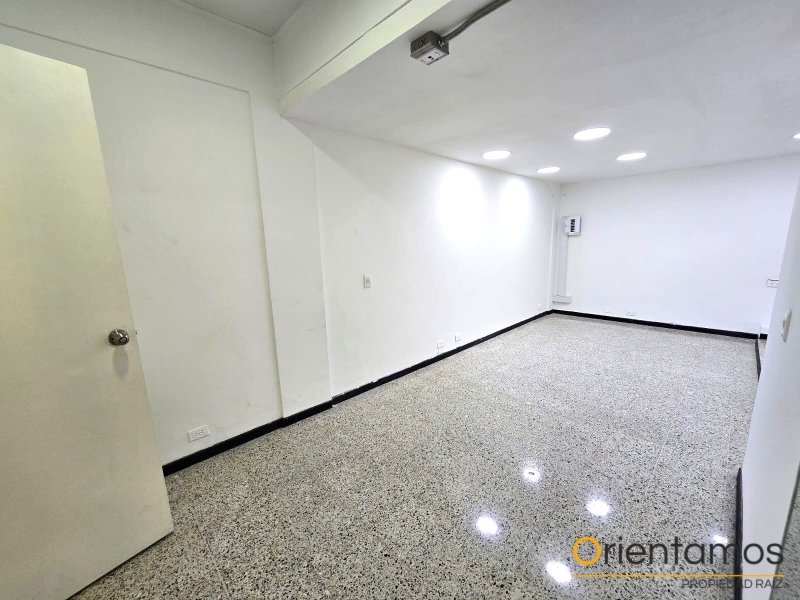 Oficina disponible para el arriendo en Envigado el codigo es 21524 foto numero 3