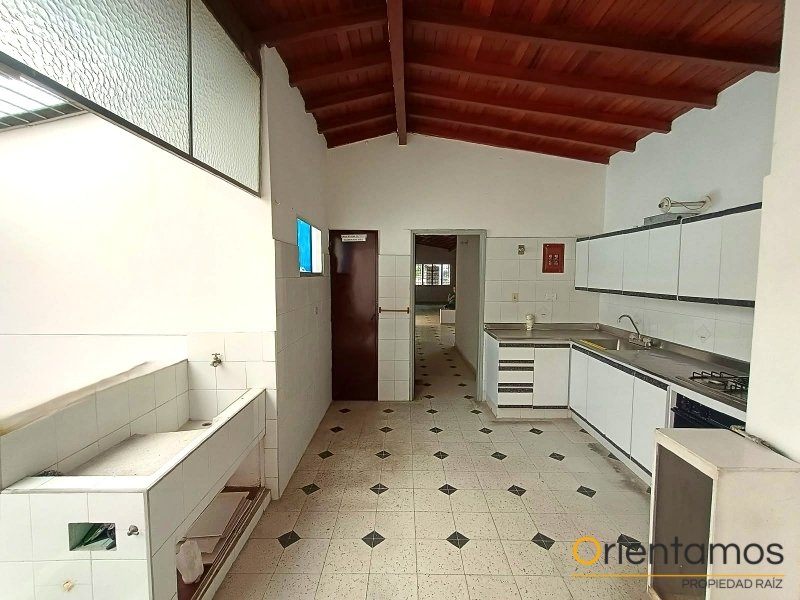 Casa-local disponible para el arriendo en Medellín el codigo es 21521 foto numero 11