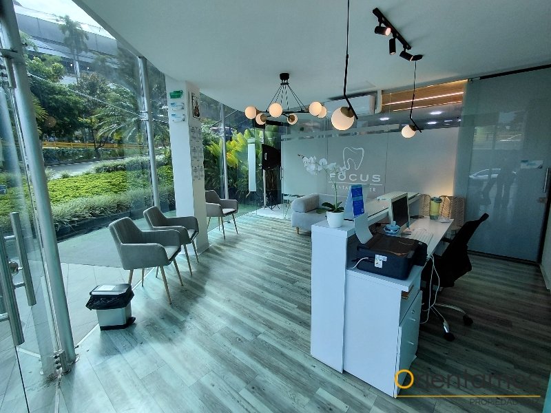 Oficina-Local disponible para el arriendo en Medellín el codigo es 21363 foto numero 3