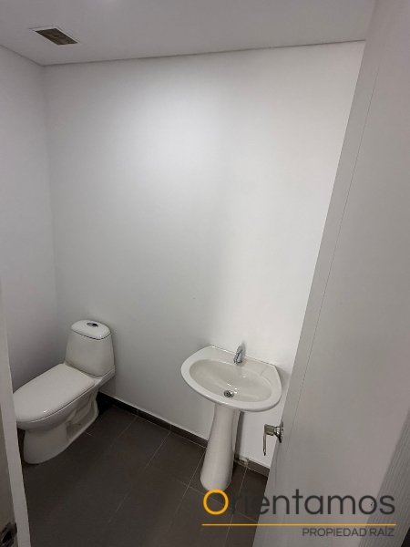 Oficina-Consultorio disponible para el arriendo en Envigado el codigo es 21631 foto numero 5