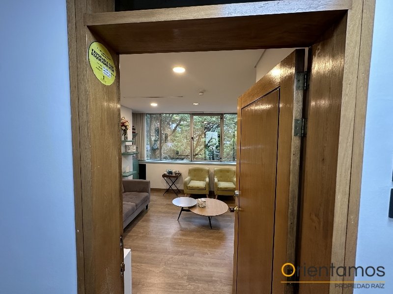 Oficina-Consultorio disponible para el arriendo en Medellín el codigo es 21328 foto numero 2
