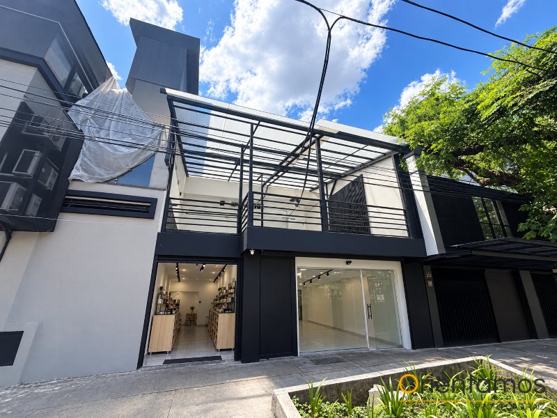 Casa-local disponible para el arriendo en Medellín el codigo es 21550 foto numero 2
