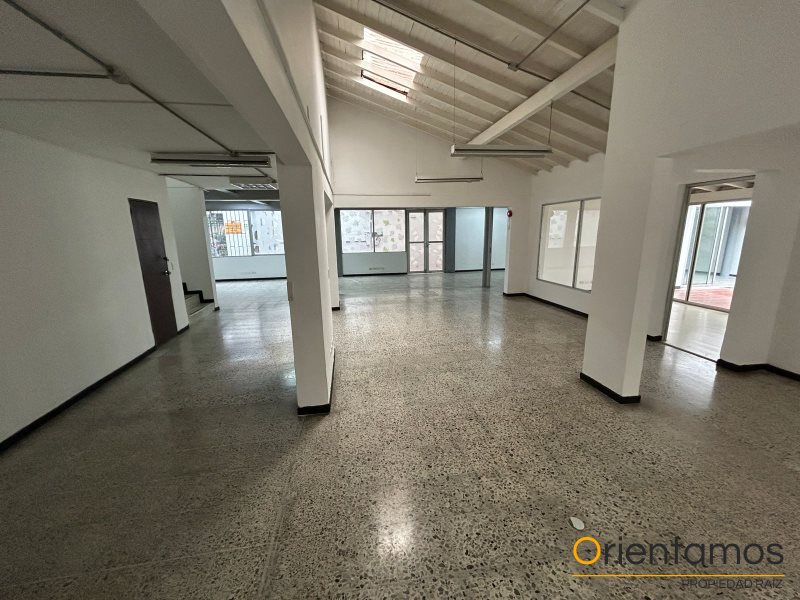 Casa-local disponible para el arriendo en Medellín el codigo es 19007 foto numero 3