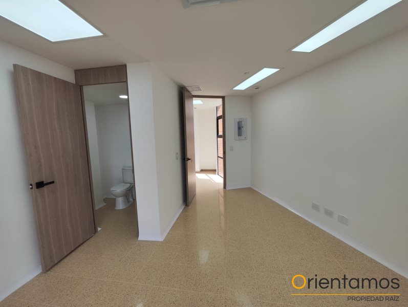 Oficina disponible para el arriendo en Medellín el codigo es 21045 foto numero 3