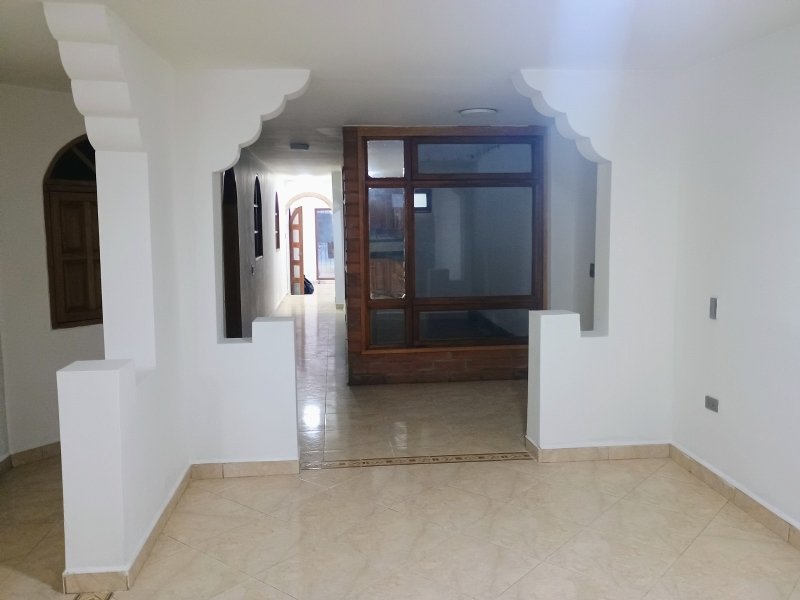 Casa-local en arriendo en CENTRO, 230 m², 6 alcobas, 5 baños