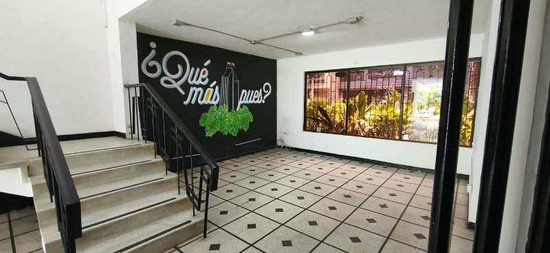 Casa-local en arriendo en LAURELES, 302 m²