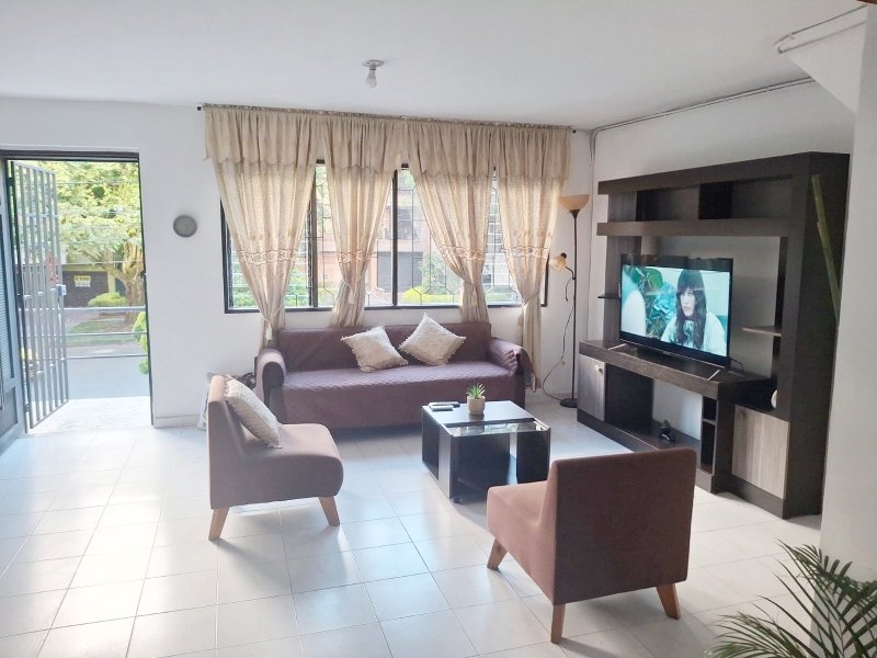 Casa en arriendo en SIMON BOLIVAR, 220 m², 5 alcobas, 4 baños