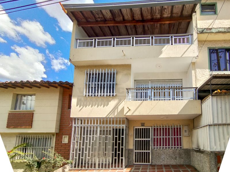 Casa-local en arriendo en CABAÑAS, 105 m², 4 alcobas, 4 baños