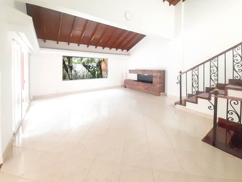 Casa en arriendo en POBLADO, 261 m², 3 alcobas, 2 baños